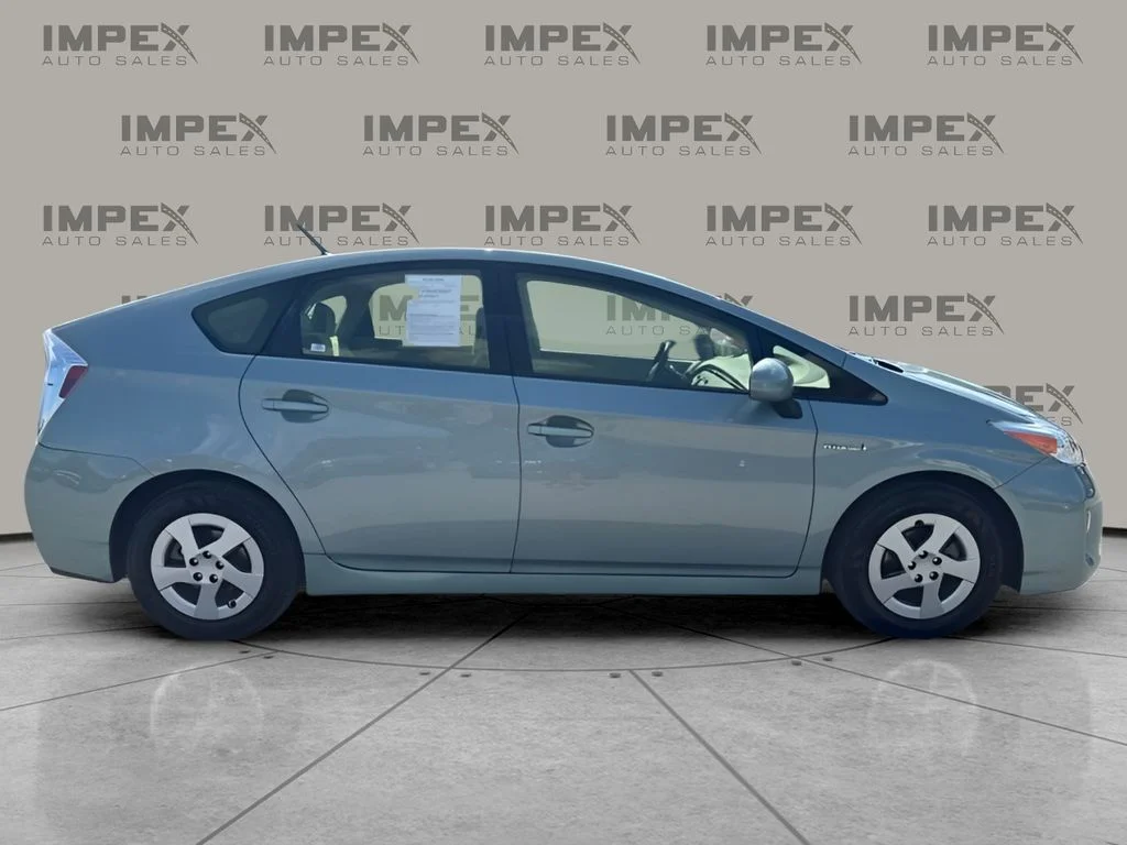 Used 2013 Beige Toyota Three image 6