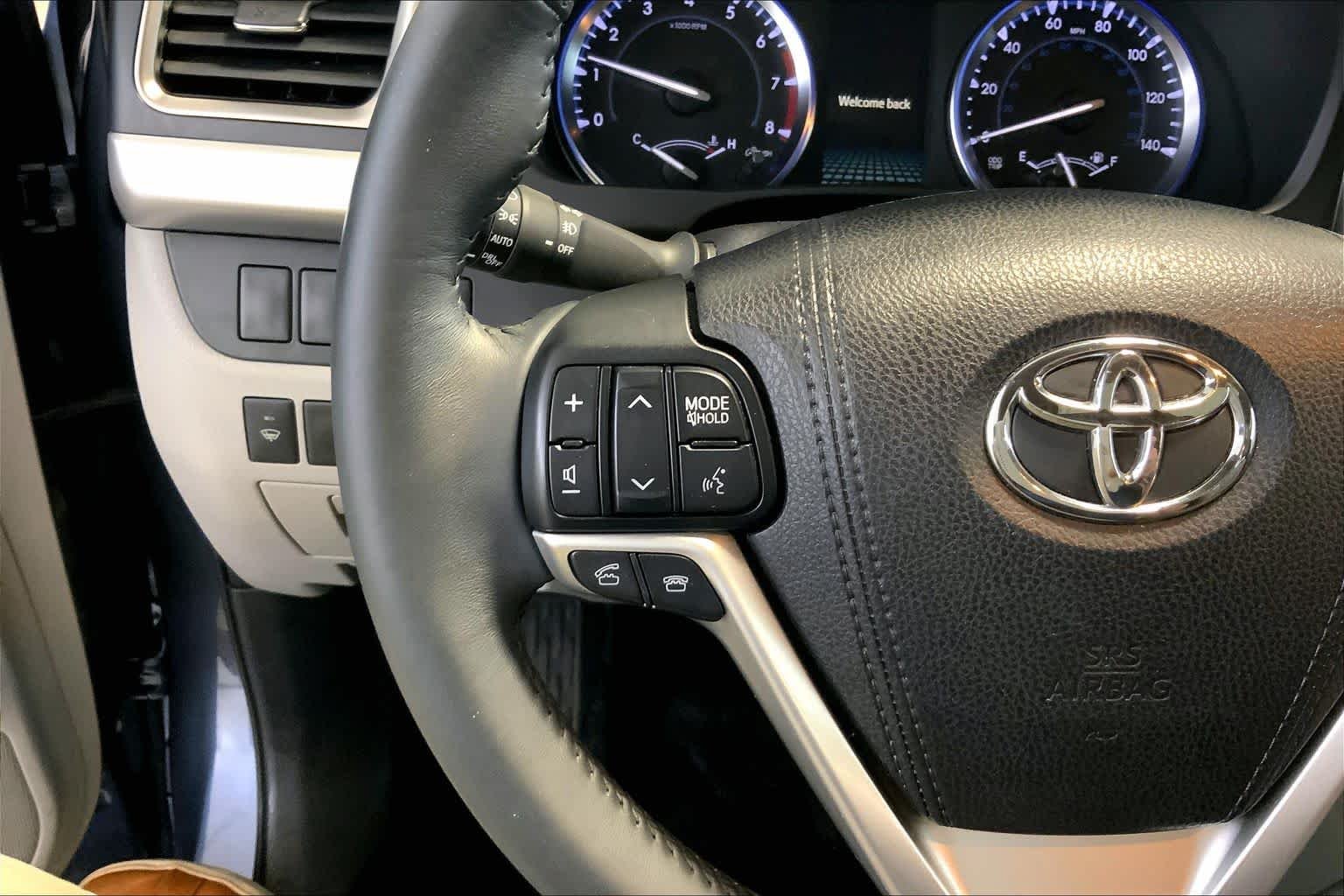 Used 2015 Shoreline Blue Pearl Toyota XLE image 23