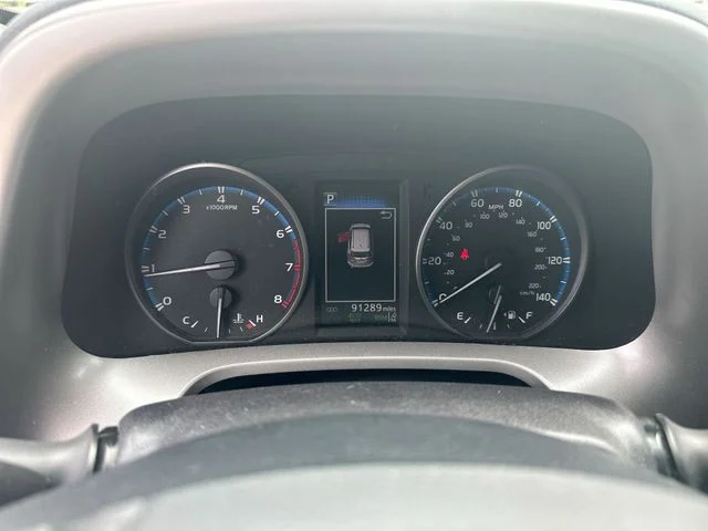 Used 2018 Silver Toyota XLE image 13
