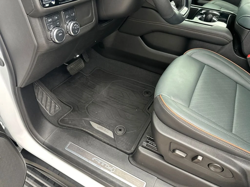 Used 2025 White GMC AT4 image 22