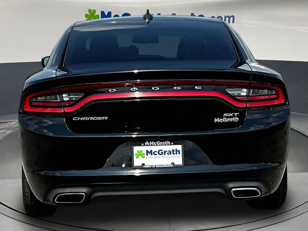 Used 2016 Black Dodge SXT image 6