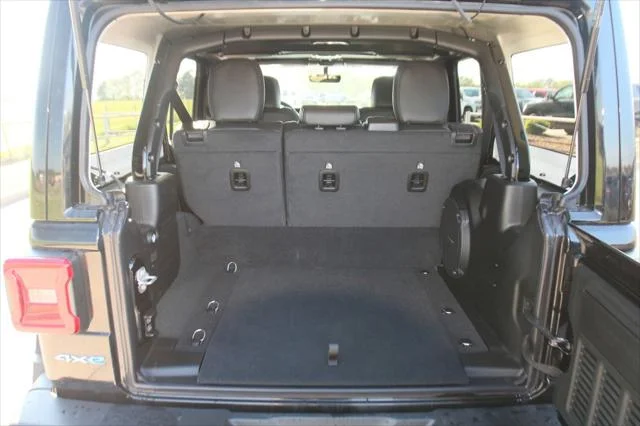 New 2023 Black Clear-Coat Exterior Paint Jeep Sahara 4xe image 17