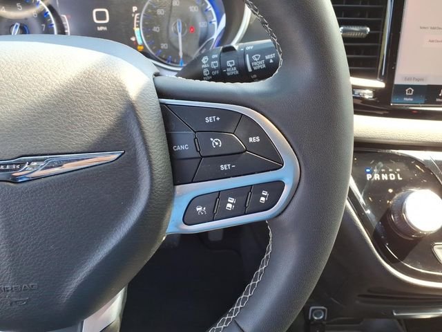 Certified Used 2025 Diamond Black Chrysler Select image 20