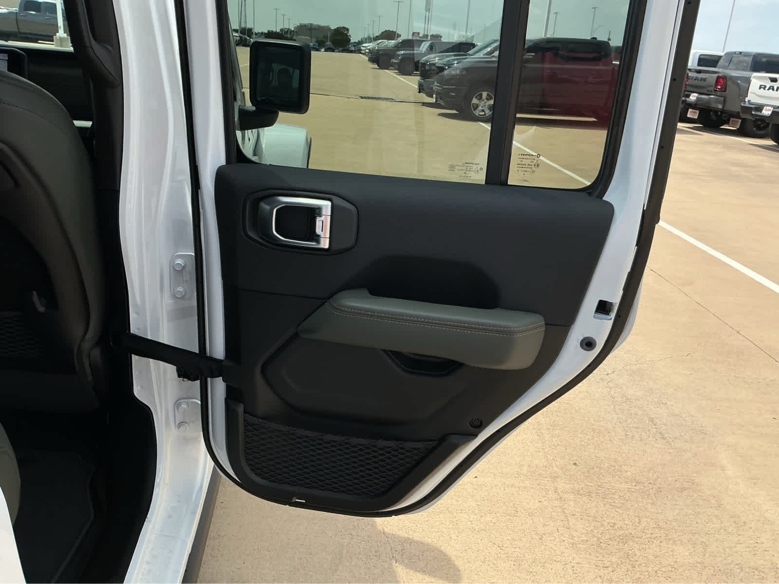 New 2026 Bright White Clear-Coat Exterior Paint Jeep Mojave image 20
