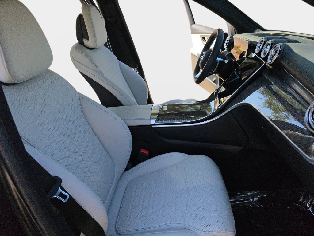 Used 2025  Mercedes-Benz GLC 300 image 12
