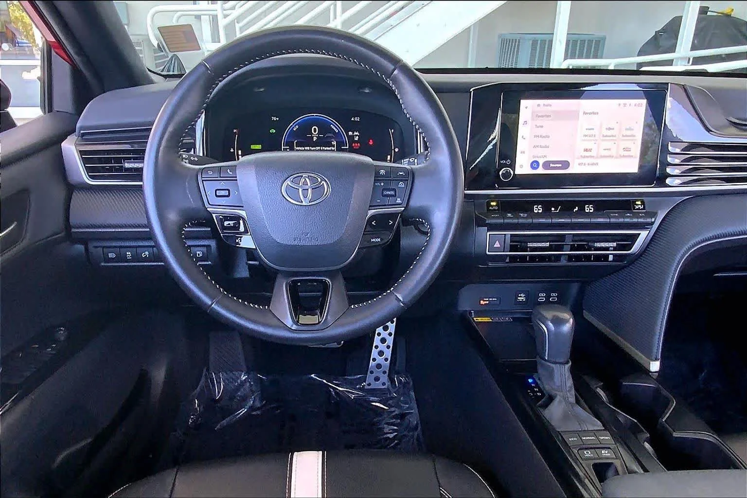 2025 Toyota Camry SE - Photo 6