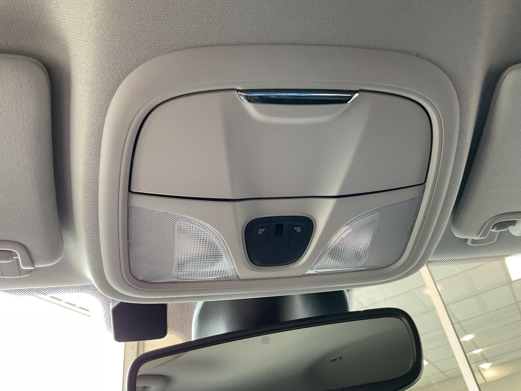 Used 2022 White Jeep Latitude Lux image 22