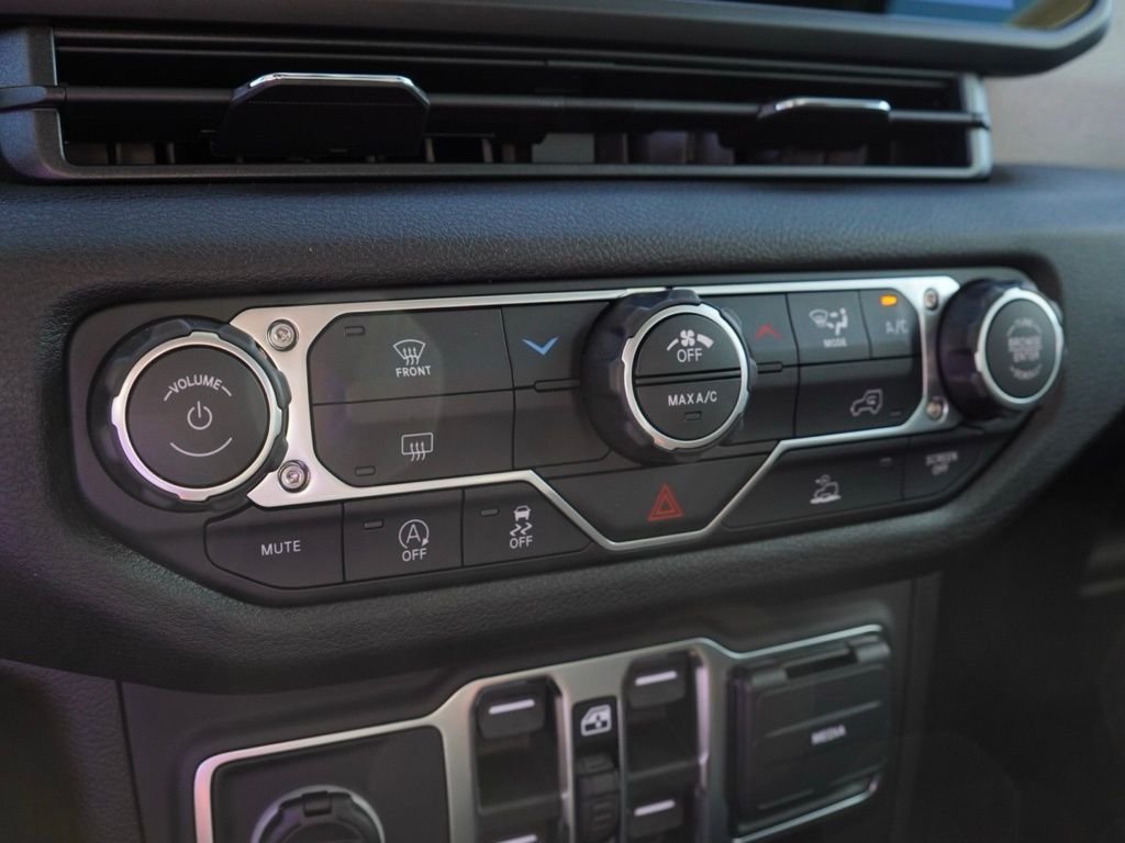 New 2026 Bright White Clear-Coat Exterior Paint Jeep Sport image 15