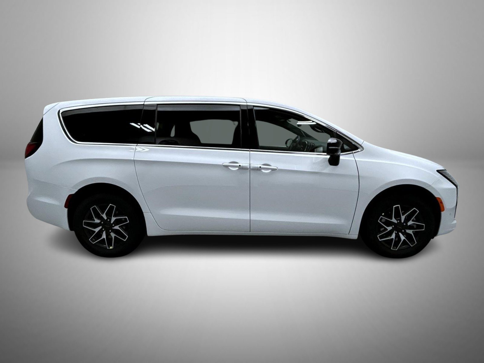 New 2027 Bright White Clear-Coat Paint Chrysler Limited image 4