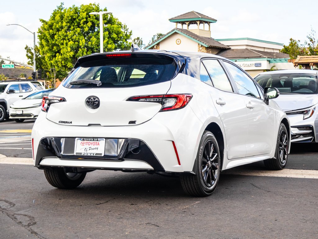 New 2027 Wind Chill Pearl with Black roof <sup>1</sup> Toyota  SE image 9