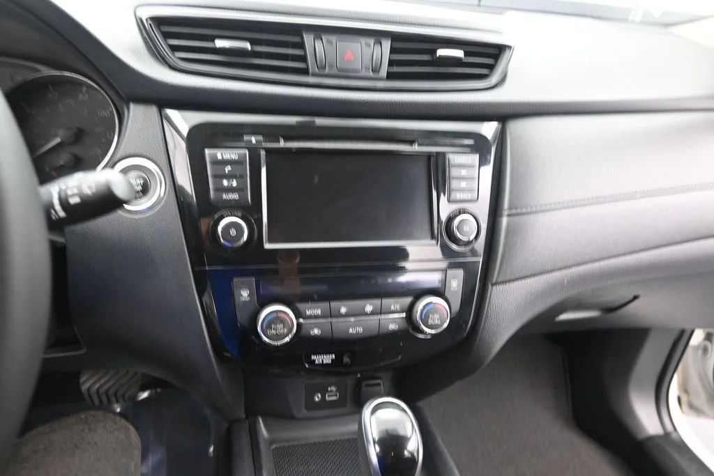 Used 2018 Glacier White Nissan SV image 14