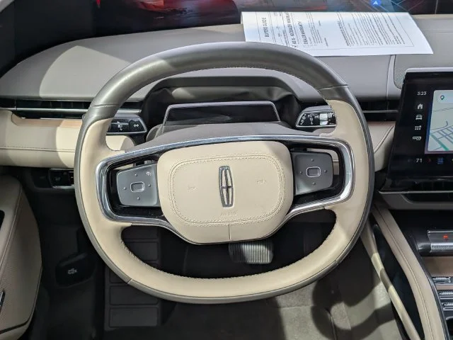 Used 2024 White Lincoln Reserve image 17