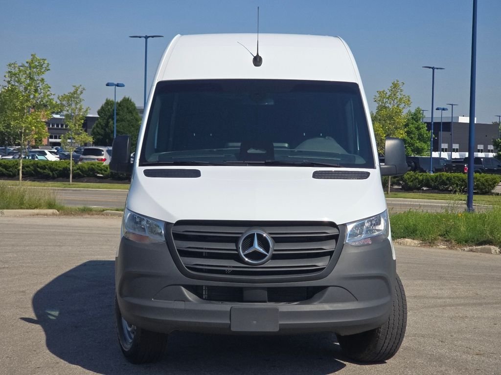 Used 2025  Mercedes-Benz Cargo 144 WB image 8