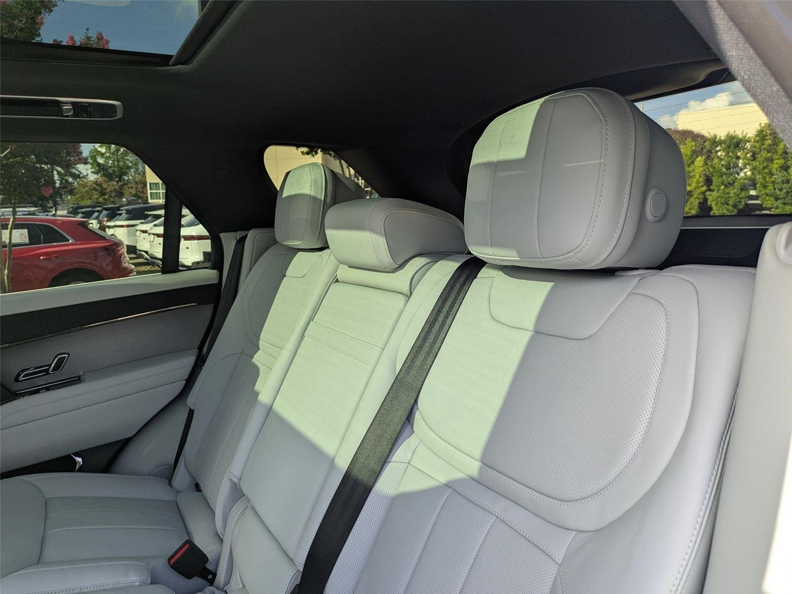 New 2026 Fuji White Land Rover SE image 28