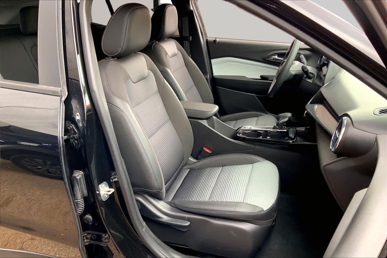Used 2025 Mosaic Black Metallic Chevrolet LT image 9