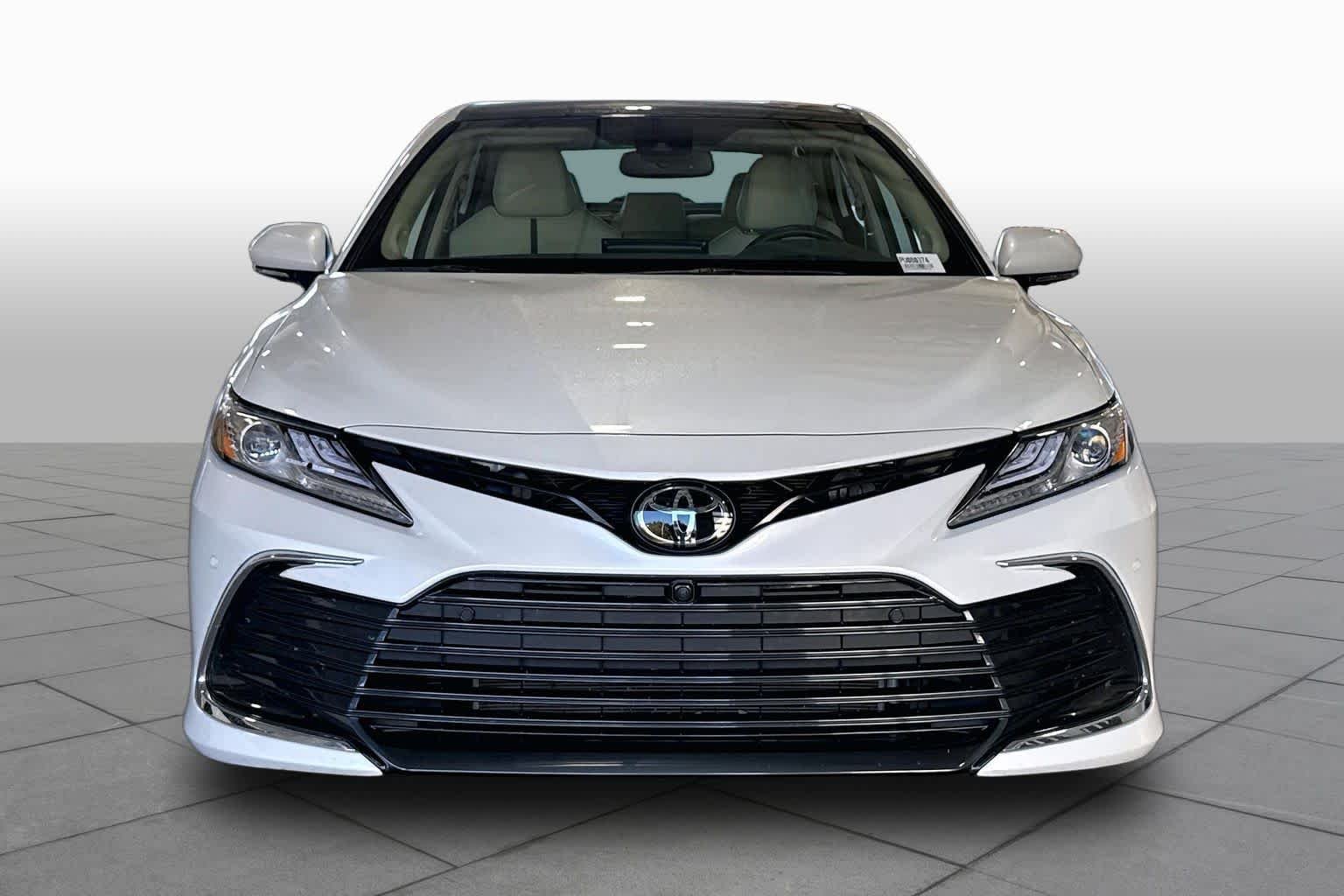 Used 2023 Wind Chill Pearl Toyota XLE V6 image 4