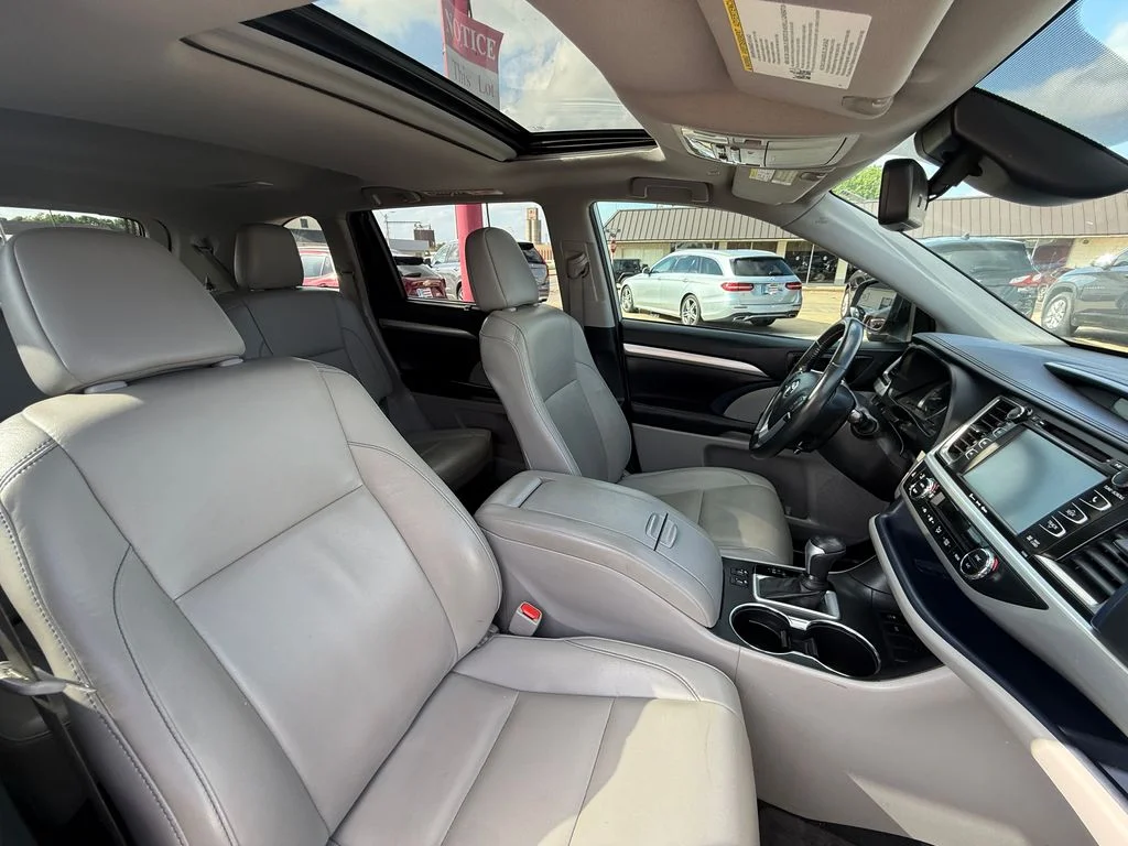 Used 2019 Silver Toyota XLE image 24