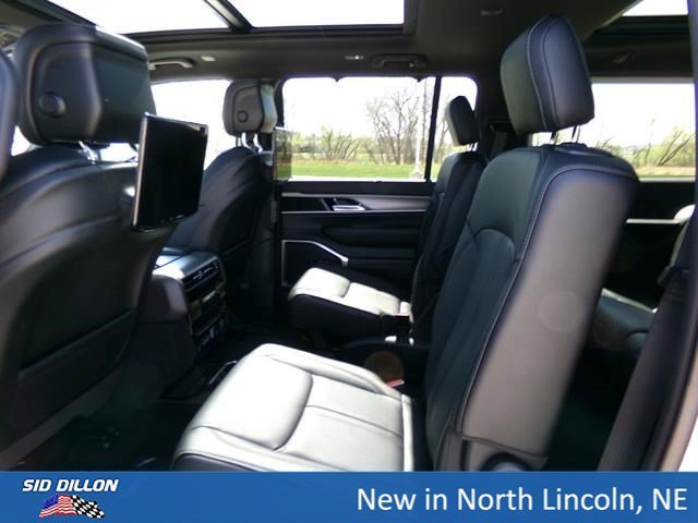 2025 Jeep Wagoneer L Series II - Photo 15