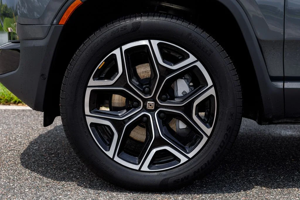 Used 2025  Rivian Adventure Dual Motor Large Pack image 37
