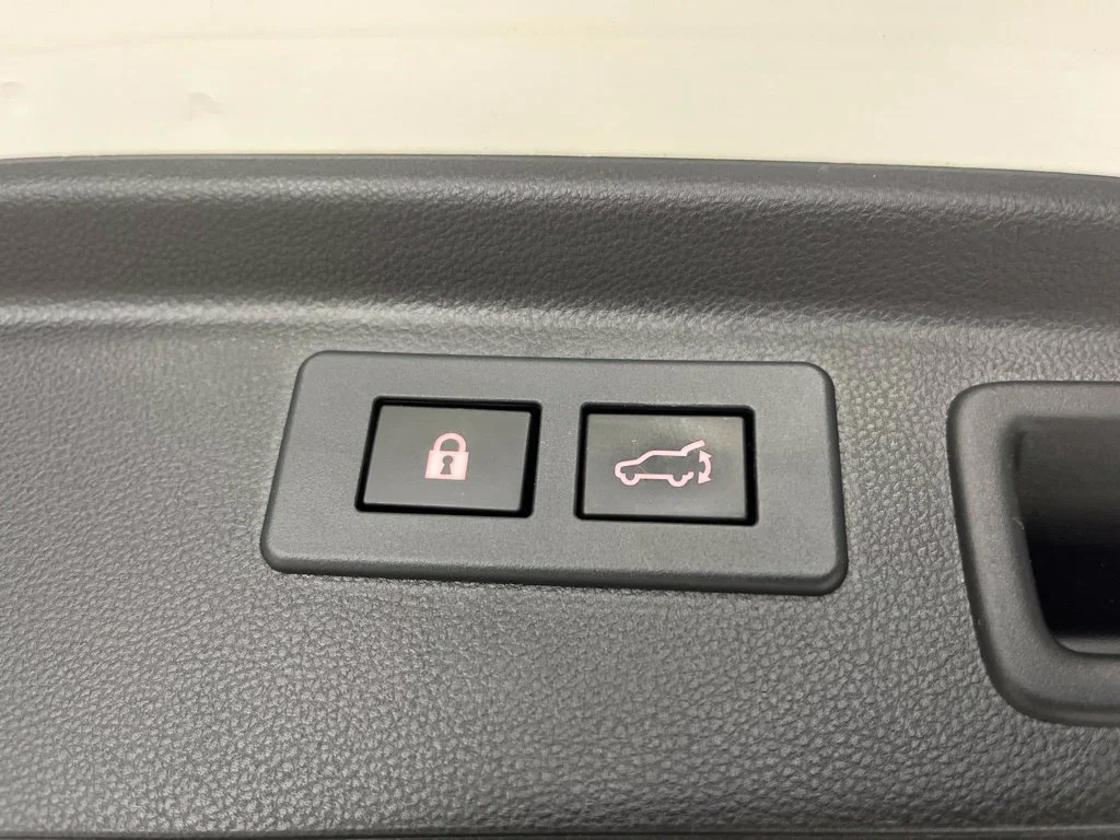 Used 2020 Crystal White Pearl Subaru Limited image 35