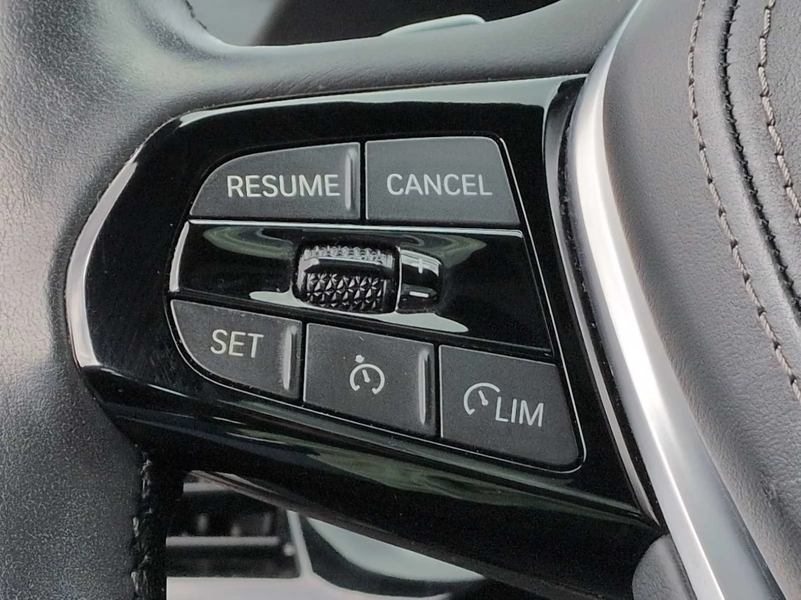 Used 2021 Dark Graphite Metallic BMW 530e xDrive image 25