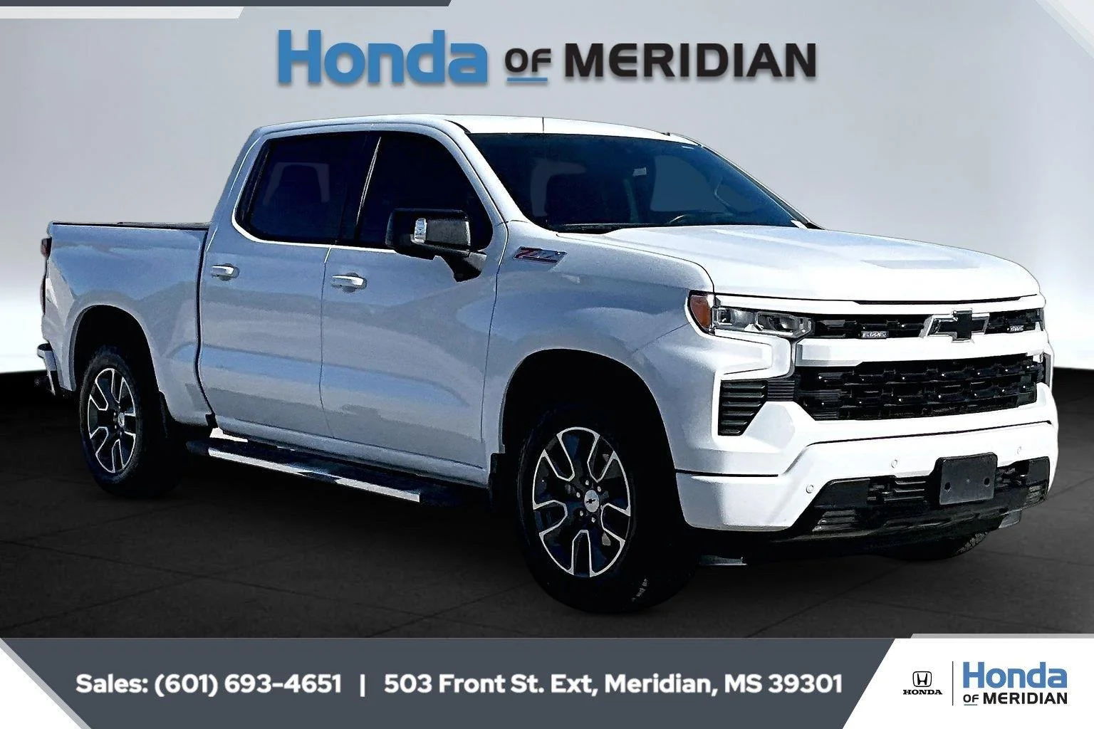 Used 2025 Summit White Chevrolet RST image 1