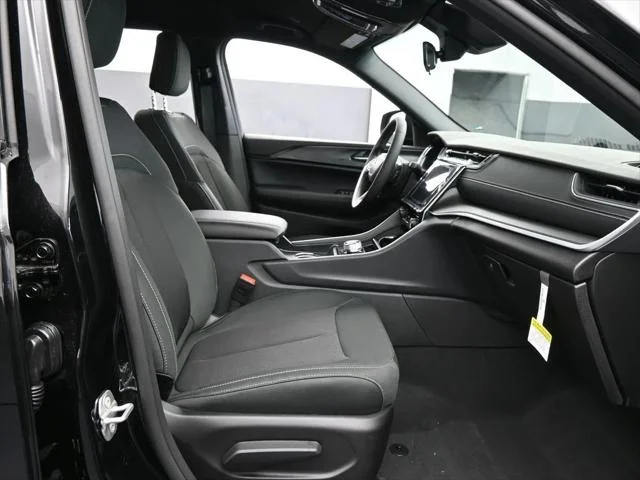 New 2026 Diamond Black Crystal Pearl-Coat Exterior Paint Jeep Laredo image 41