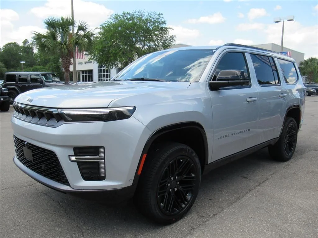 New 2026 Silver-Zynith Exterior Paint Jeep Limited Reserve image 3