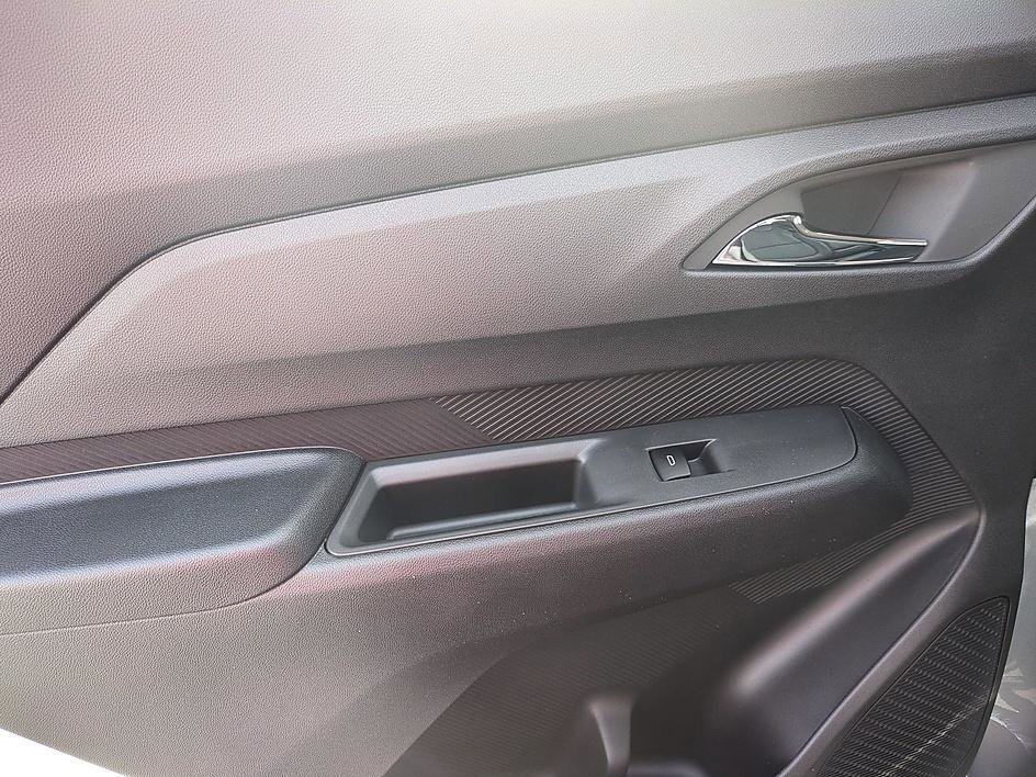 2027 Chevrolet Bolt RS - Photo 24