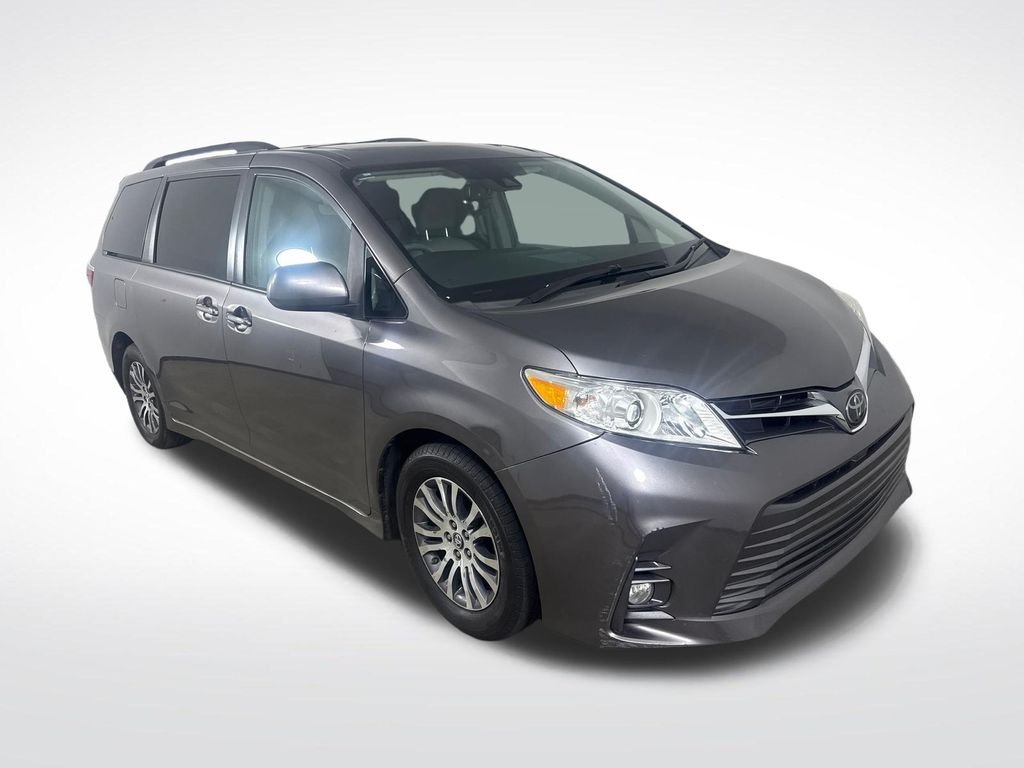 2018 Toyota Sienna XLE V6 8-Passenger's photo