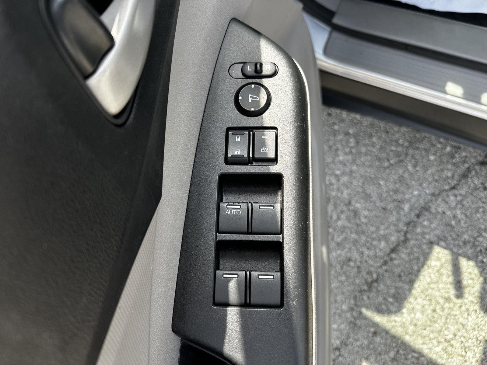 Used 2014 Alabaster Silver Metallic Honda LX image 9