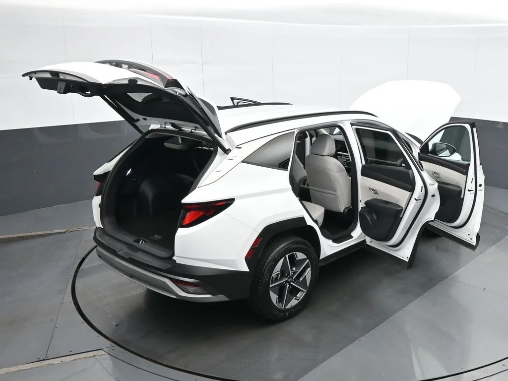 Used 2025 White Hyundai SEL image 39
