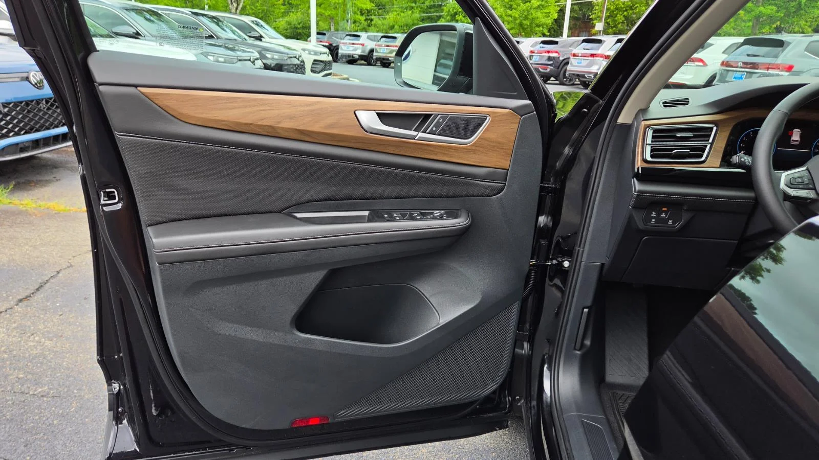 New 2026 Deep Black Pearl Volkswagen 2.0T SE image 19