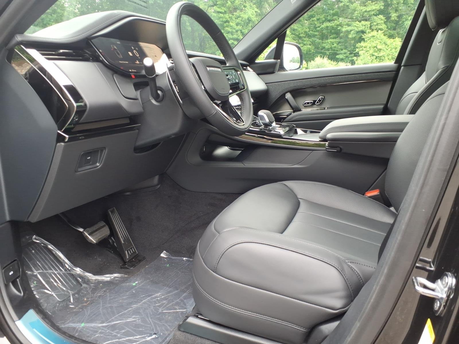 New 2026 Santorini Black LAND ROVER Dynamic SE image 17