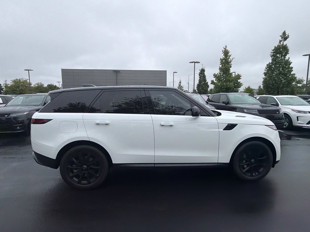 Used 2023 Fuji White Land Rover SE image 6