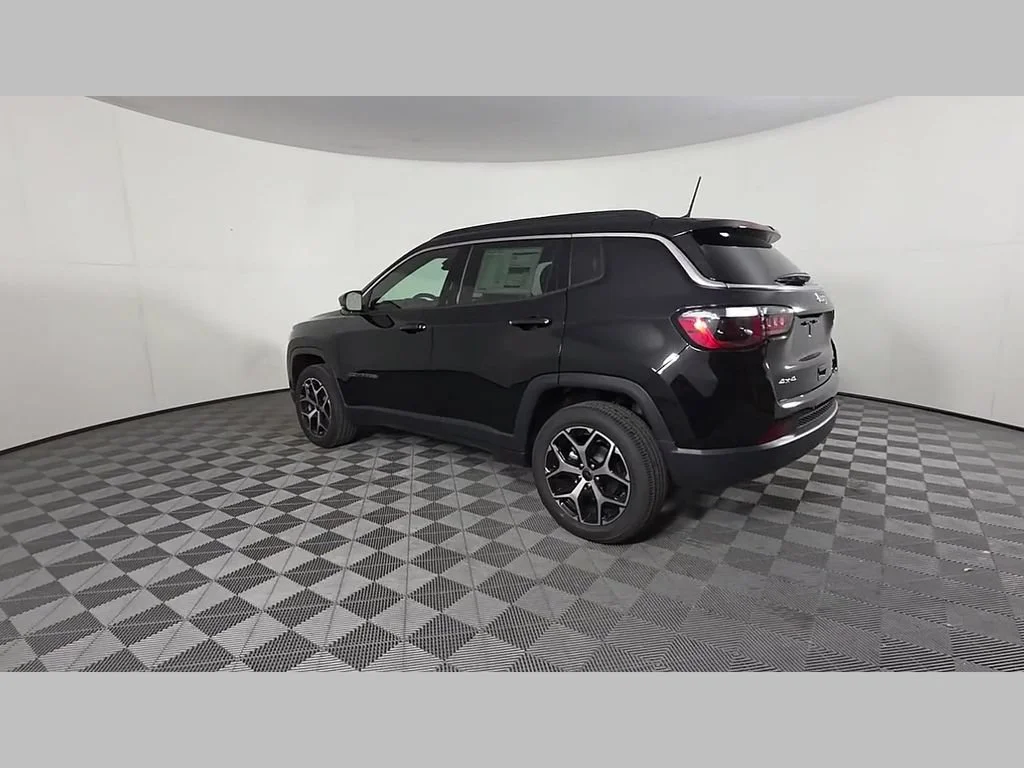 New 2026 Diamond Black Crystal Pearlcoat Jeep Limited image 36