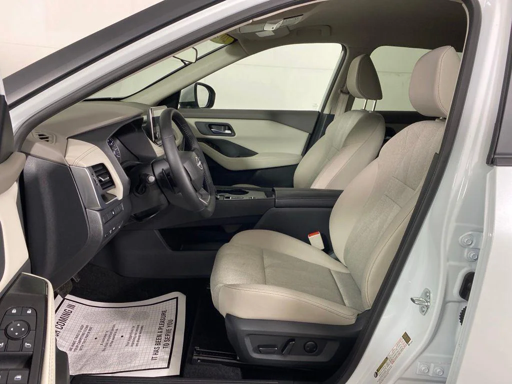 Used 2025 White Pearl Nissan SV image 10