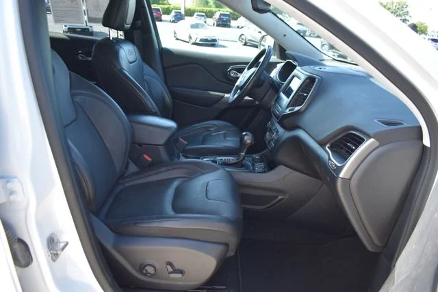Used 2021 White Jeep Latitude Lux image 18