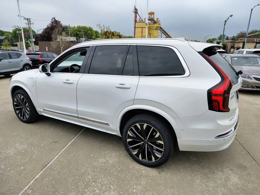 New 2026 Crystal White Volvo Plus image 7