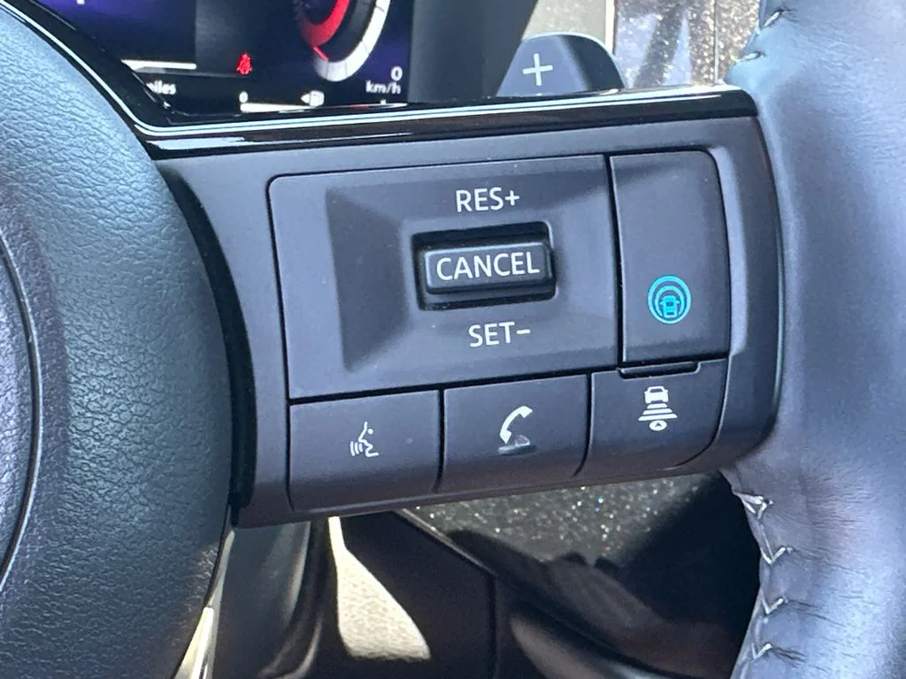 Used 2024 Gray Nissan Platinum image 27