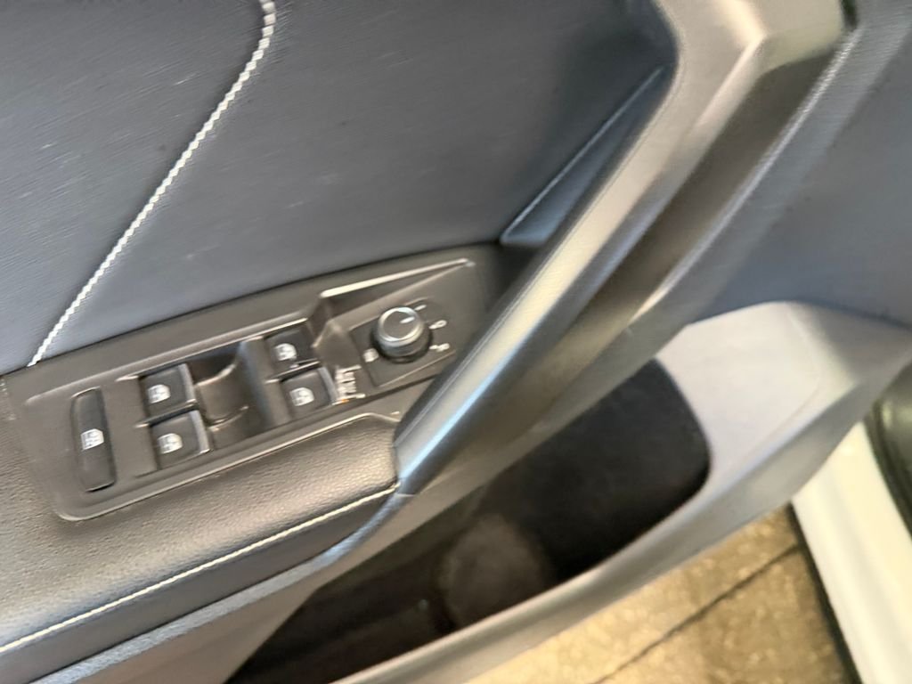 Used 2022 White Volkswagen 2.0T SE image 11