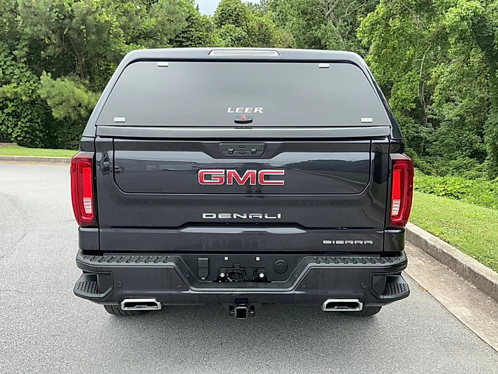 Used 2023 Titanium Rush Metallic GMC 4WD Crew Cab Short Box Denali image 20
