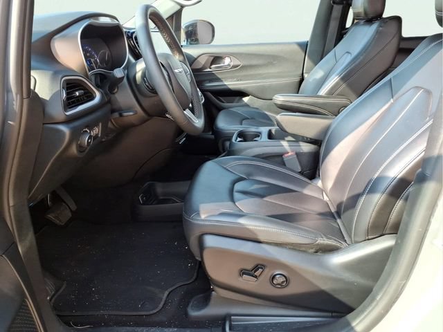 Used 2025  Chrysler Select image 19