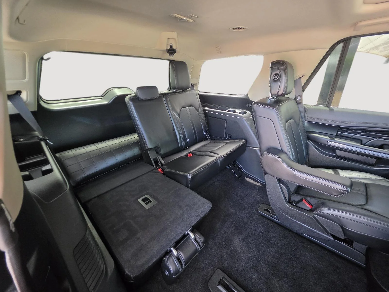 Used 2019 White Platinum Metallic Tri-Coat Ford Platinum image 25