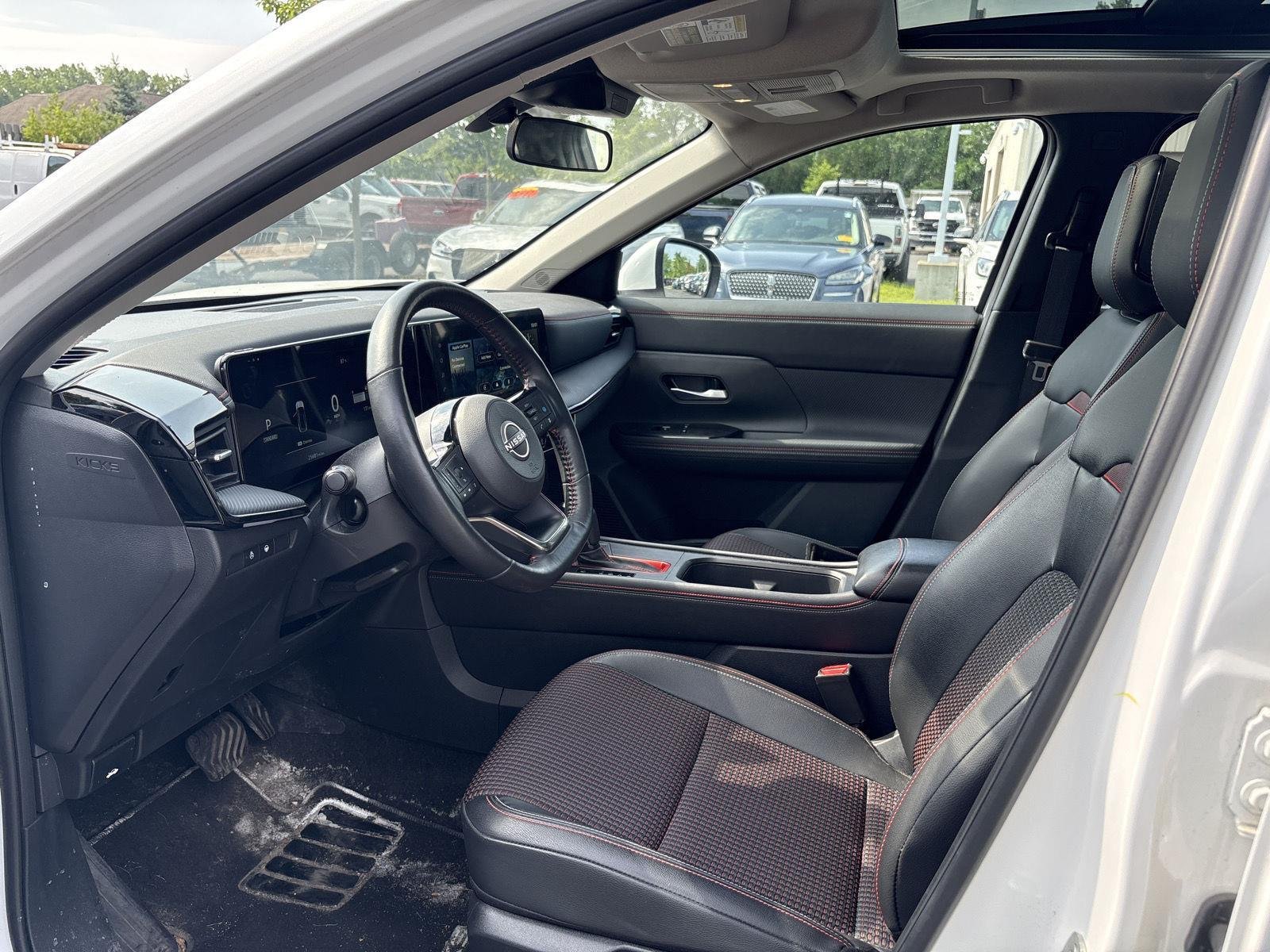 Used 2025 Aspen White Tricoat Nissan SR image 6