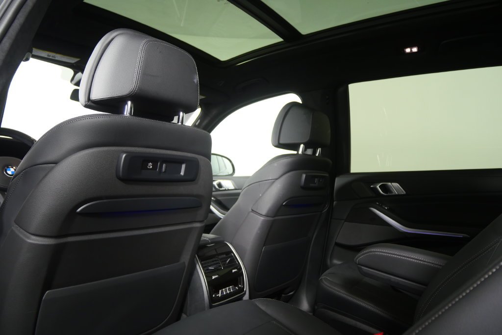 Used 2022 Black Sapphire Metallic BMW M50i image 19