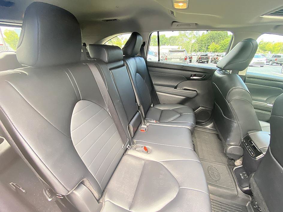 Used 2025 Ruby Flare Pearl Toyota XLE image 25