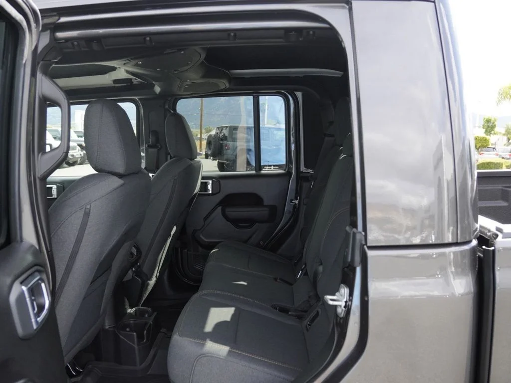 New 2026 Granite Crystal Metallic Clearcoat Jeep Sport S image 21