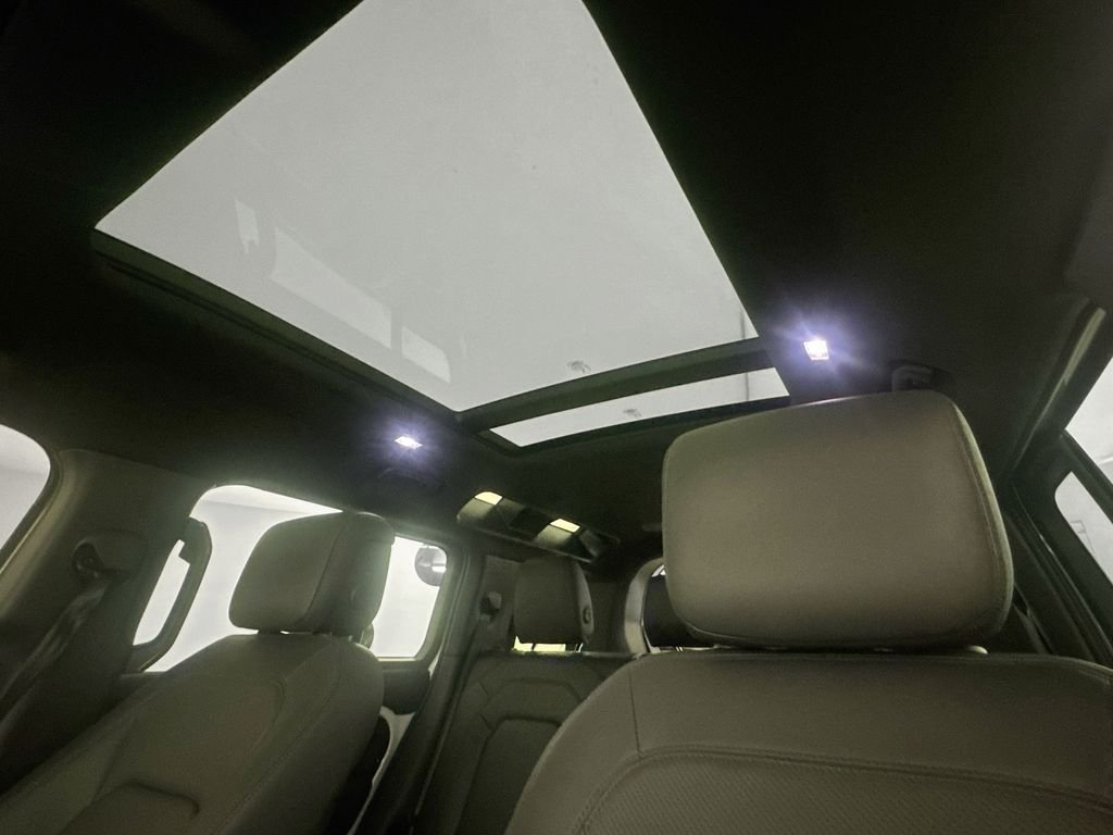 Used 2025 White Land Rover X-Dynamic SE image 20