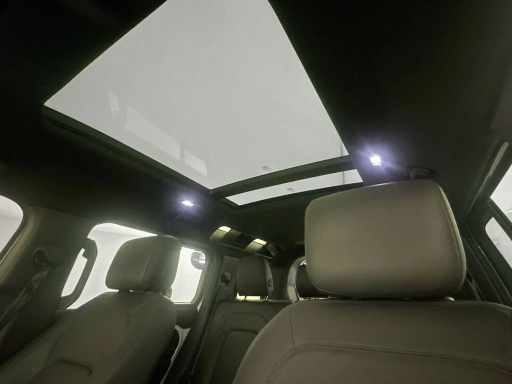 Used 2025 White Land Rover X-Dynamic SE image 20